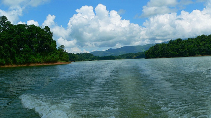 Cảnh sắc tại hồ Khe Dầu trên đảo Cái Chiên