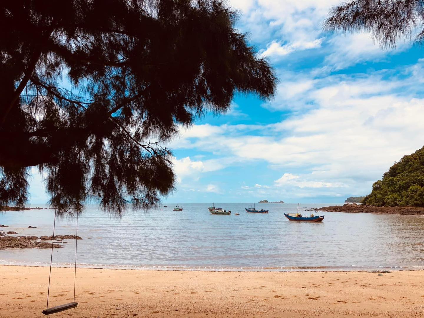 Chi phí du lịch Cái Chiên không quá lớn, phù hợp với nhiều du khách