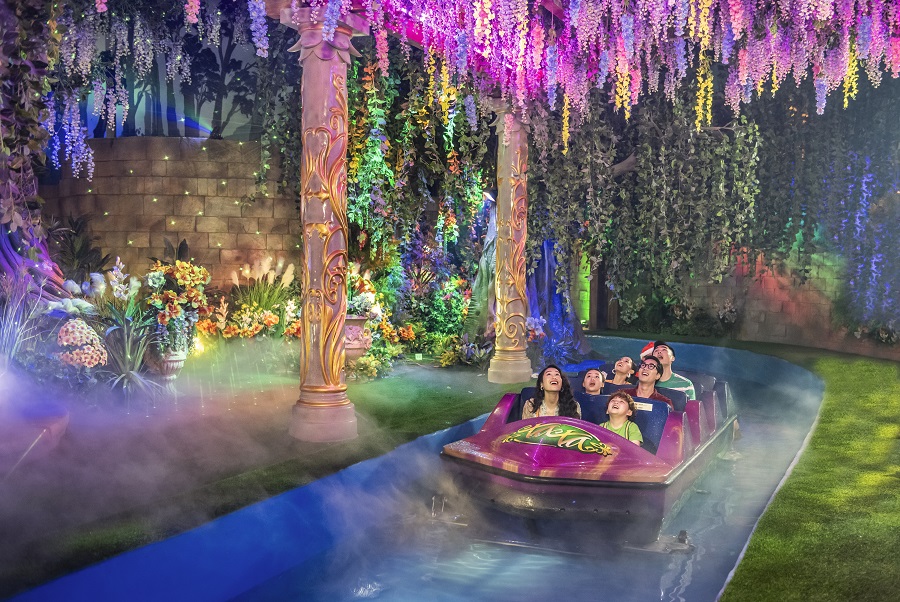 Đến thành phố biển sôi động và trải nghiệm trò chơi tương tác Thuyền nước bóng tối tại VinWonders Nha Trang