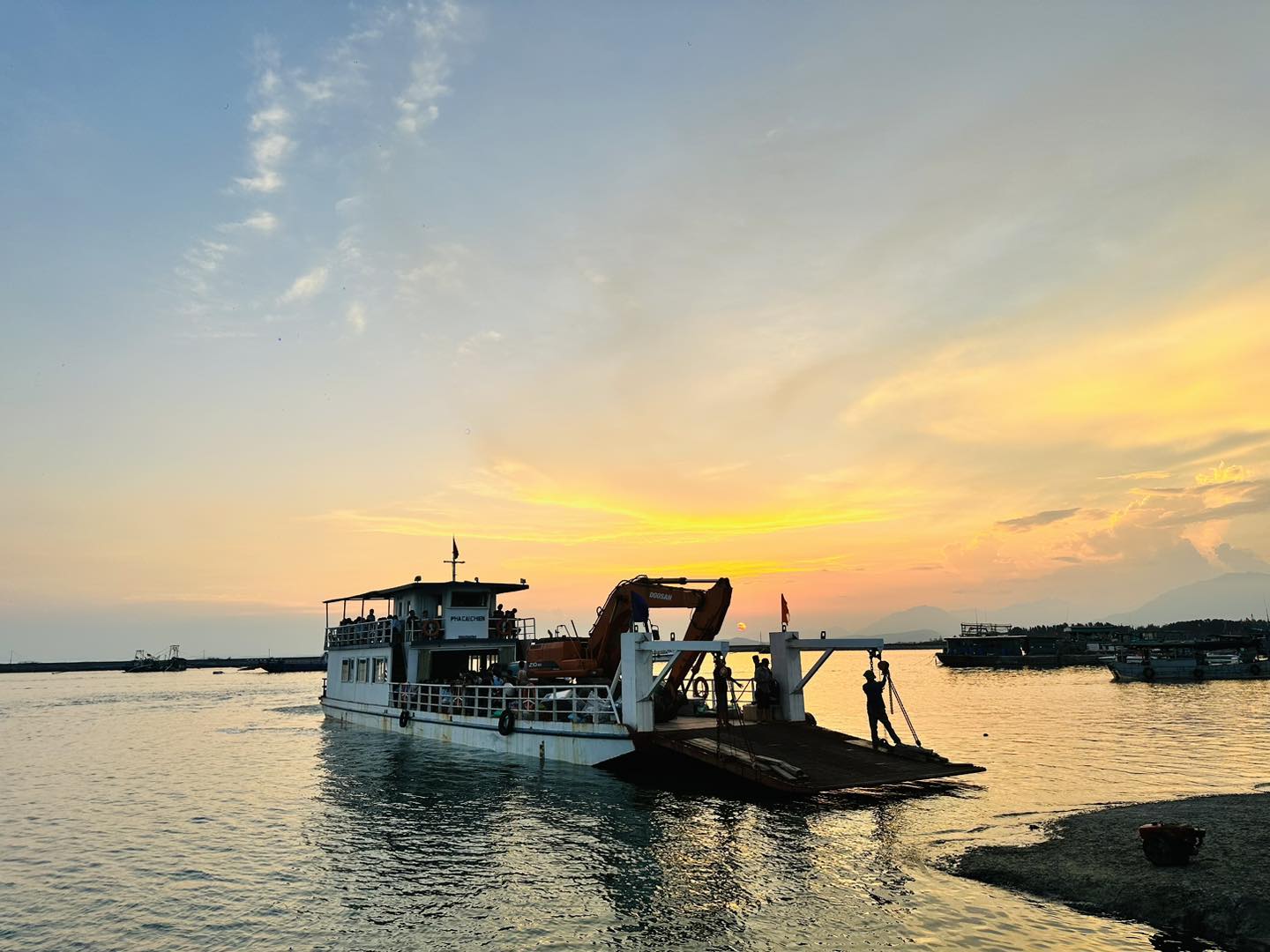 Phà đi đảo Cái Chiên Móng Cái Quảng Ninh