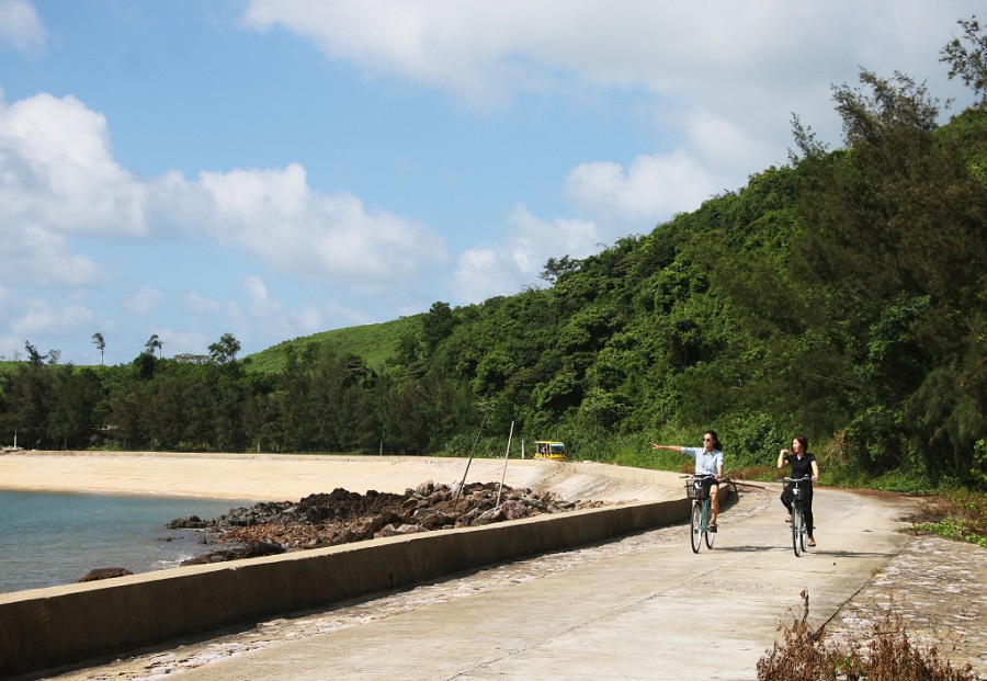 Thảnh thơi đạp xe ngắm cảnh quanh đảo